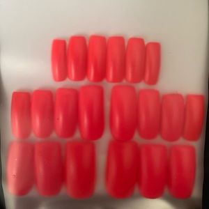 Short pink press on nails